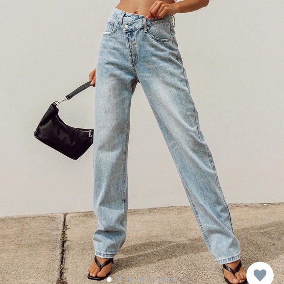 Princess Polly Denim - HOLLY asymmetric straight leg jeans light wash